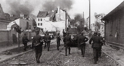 Żołnierze niemieccy w ruinach Sochaczewa