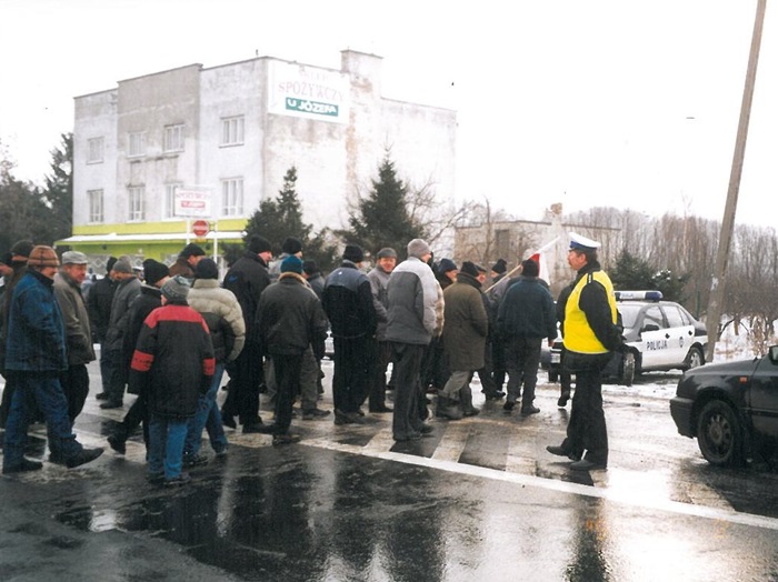 Mieszkańcy Sochaczewa przechodzą przez pasy blokując ruch uliczny