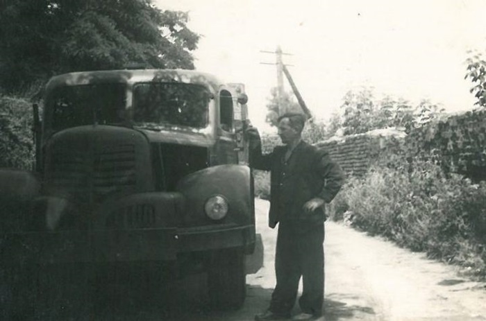 Męczyzna stoi przy ciężar&oacute;wce. Fotografia czarno-biała