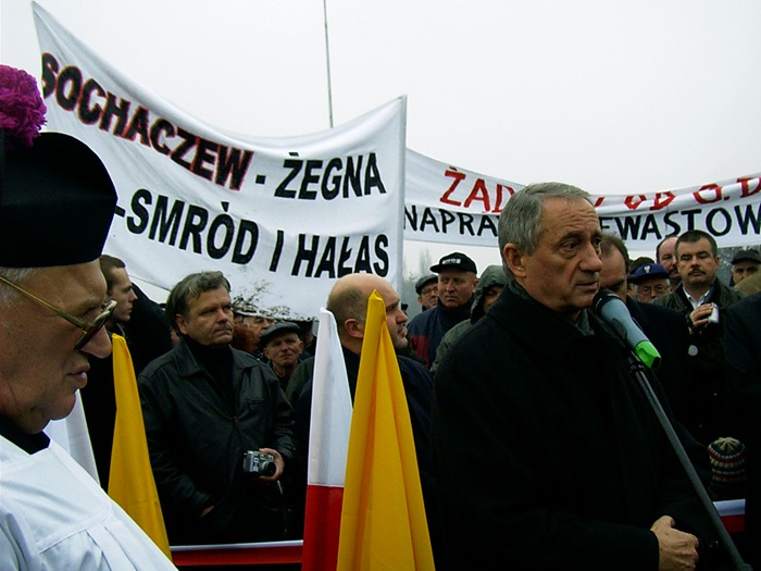 Zdjęcie przedstawia ludzi z komitetu protestatacyjnego w czasie otwarcia obwodnicy