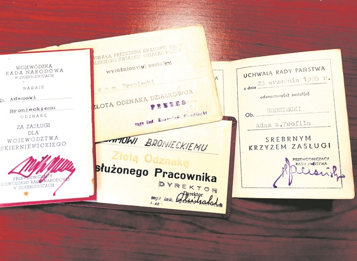 zdjęcie przedstawie legotymacje dotyczące otrzymanych odznaczeń i&nbsp;wyr&oacute;żnień dla Adama Bronieckiego