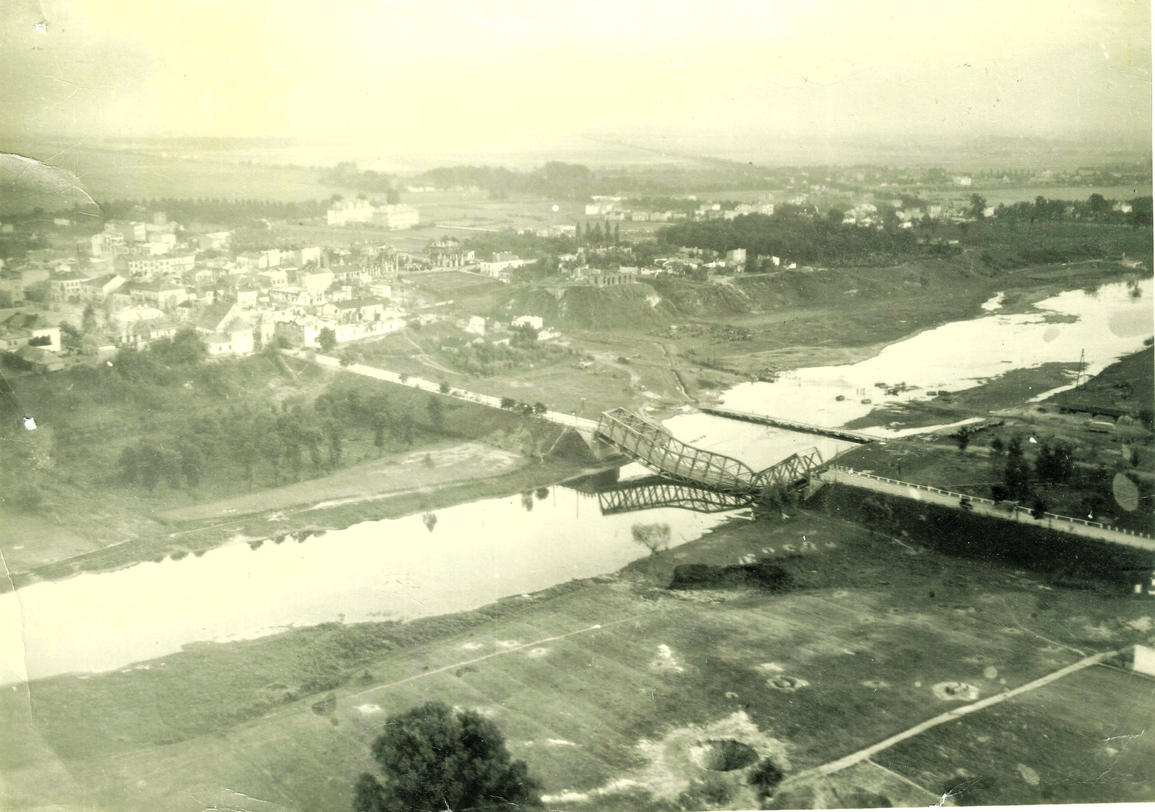 Sochaczew w połowie września 1939 r. Widok z niemieckiego samolotu obserwacyjnego. Fotografia pochodzi z zbiorów KHB, a jego skan przechowywany jest w MZSiPBnB.