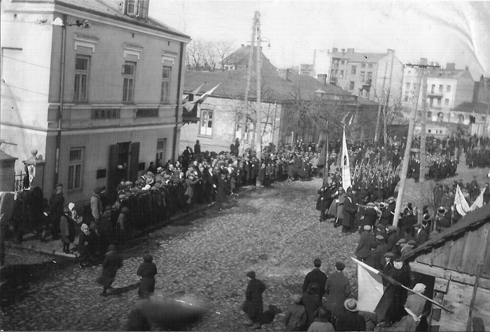 Defilada &nbsp;z okazji Święta Niepodległości na&nbsp;ulicy Piłsudskiego (obecnie ulica 1 Maja) &ndash; okres międzywojenny, prawdopodobnie lata dwudzieste
