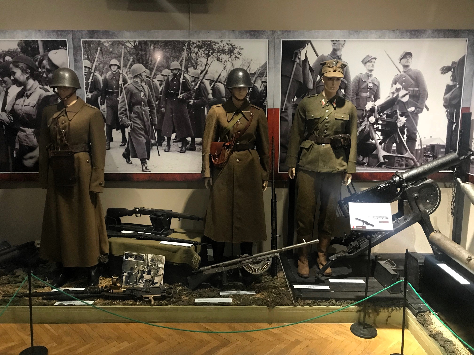 Fragment wystawy w Muzeum Ziemi Sochaczewskiej - mundury i broń żołnierzy września