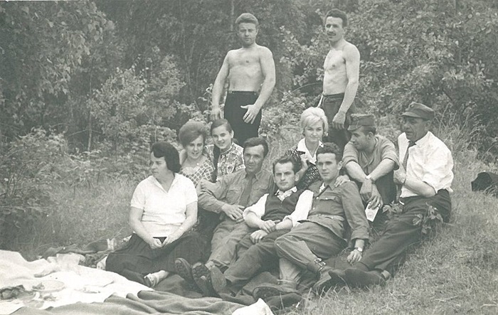 Zdjęcie przedstawia grupę os&oacute;b w&nbsp;latach 60. XX wieku na&nbsp;pikniku 