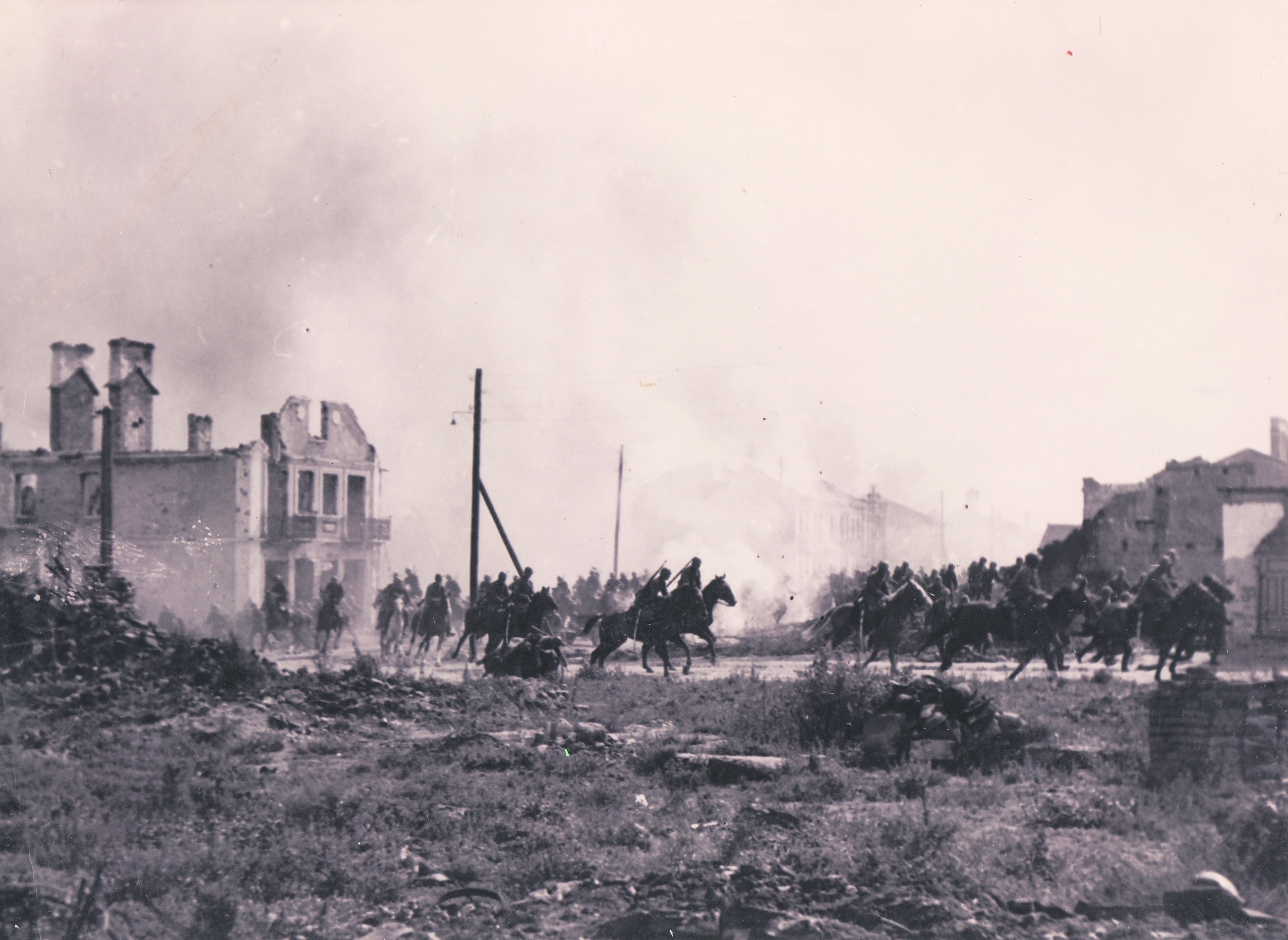 Kawalerzyści na koniach wjeżdżający do miasta we wrześniu 1939 roku