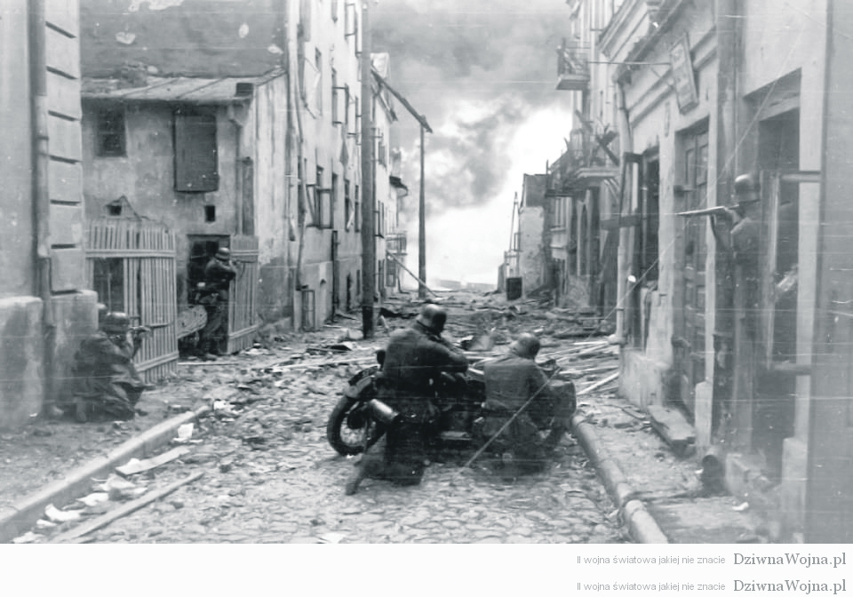 Zdjęcie przedstawia żołnierzy niemieckich ukrytych za motocyklem na ulicy Farnej w Sochaczewie we wrześniu 1939 roku