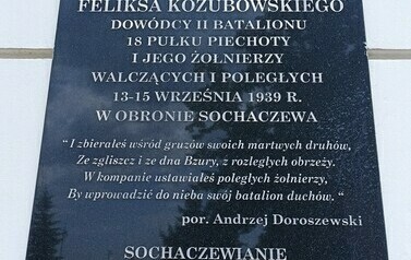Tablica ku pamięci majora Feliksa Kozubowskiego &ndash; dow&oacute;dcy II batalionu 18 pułku piechoty oraz jego żołnierzy, z 2019 r. 