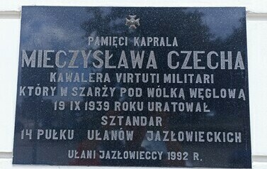 Tablica upamiętniająca kaprala Mieczysława Czecha – uczestnika bitwy nad Bzurą, ufundowana w 1992 r.