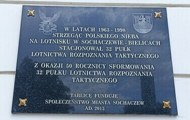 Tablica upamiętniająca 32 Pułk Lotnictwa Rozpoznania Taktycznego działający w Sochaczewie – Bielicach w latach 1963 – 1998. Tablica ufundowana w 2013 r. przez społeczeństwo Sochaczewa.