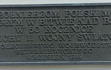 Tablica upamiętniająca polskich żołnierzy poległych w bitwie nad Bzurą w 1939 r. odsłonięta w 50. rocznicę wybuchu II wojny światowej we wrześniu 1989 r.