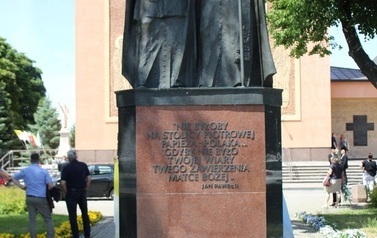 Pomnik papieża Jana Pawła II i kardynała Stefana Wyszyńskiego
