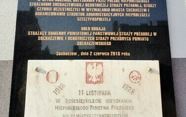 Tablice upamiętniające odzyskanie przez Polskę niepodległości na budynku Komendy Powiatowej Państwowej Straży Pożarnej