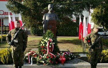 Popiersie Józefa Piłsudskiego przed Komendą Powiatową Straży Pożarnej w Sochaczewie