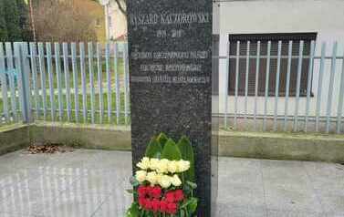 Popiersie Ryszarda Kaczorowskiego przed komendą hufca ZHP