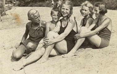 Plaża Ligi Morskiej i Kolonialnej w Chodakowie, lata 30. ubiegłego wieku. Zdjęcie z albumu rodzinnego Heleny Gradowskiej