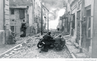 Pozowane zdjęcie przedstawiające walki na ulicy Farnej podczas II wojny światowej