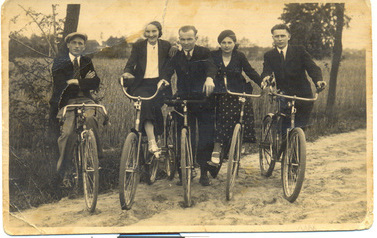Zdjęcie z lat trzydziestych ubiegłego wieku przedstawiające grupę mieszkańc&oacute;w Sochaczewa na wycieczce rowerowej w okolicy wsi Czerwonka
