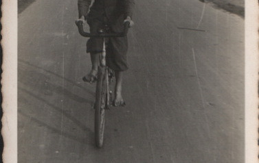 W przedwojennym Sochaczewie nie wszystkich było stać na eleganckie garnitury, koszule i krawaty. Ale ich brak nie przeszkadzał w czerpaniu radości z jazdy rowerem. Zdjęcie zostało wykonane w roku 1938 na ulicy Płockiej