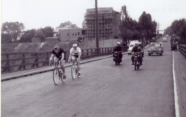 Zdjęcie przedstawia prawdopodobnie kolarzy uczestniczących w Wyścigu Pokoju na etapie Sochaczew-Łowicz, kt&oacute;ry został rozegrany 10 maja 1964 r. 