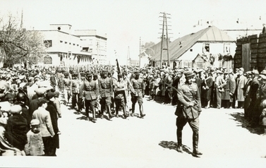Obchody Święta Trzeciego Maja w Sochaczewie, rok 1933. Zdjęcie wykonano na ulicy Piłsudskiego - obecnie 1 Maja, a dokładnie na skrzyżowaniu z ulicą Reymonta  Zdjęcie z archiwum rodziny Gajewskich