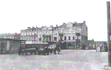Zachodnia pierzeja placu, 1954 r.. Widoczne na zdjęciu drewniane kramy, w kt&oacute;rych odbywał się handel, były własnością Gminnej Sp&oacute;łdzielni w Sochaczewie