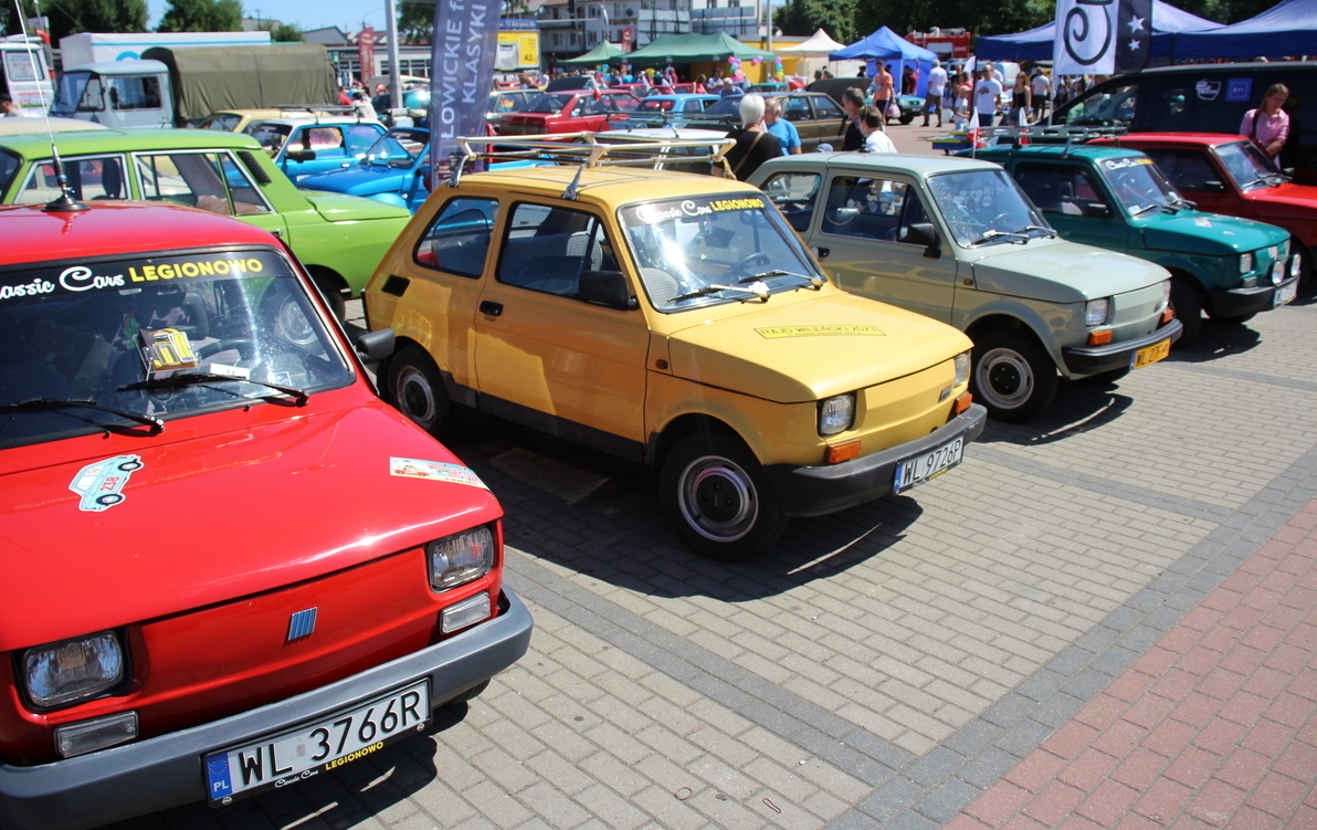 Zdjęcie do Motoryzacyjne klasyki na miejskim targowisku