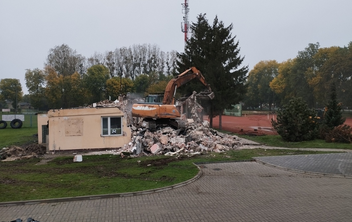 Zdjęcie do Koparki wjechały na stadiony