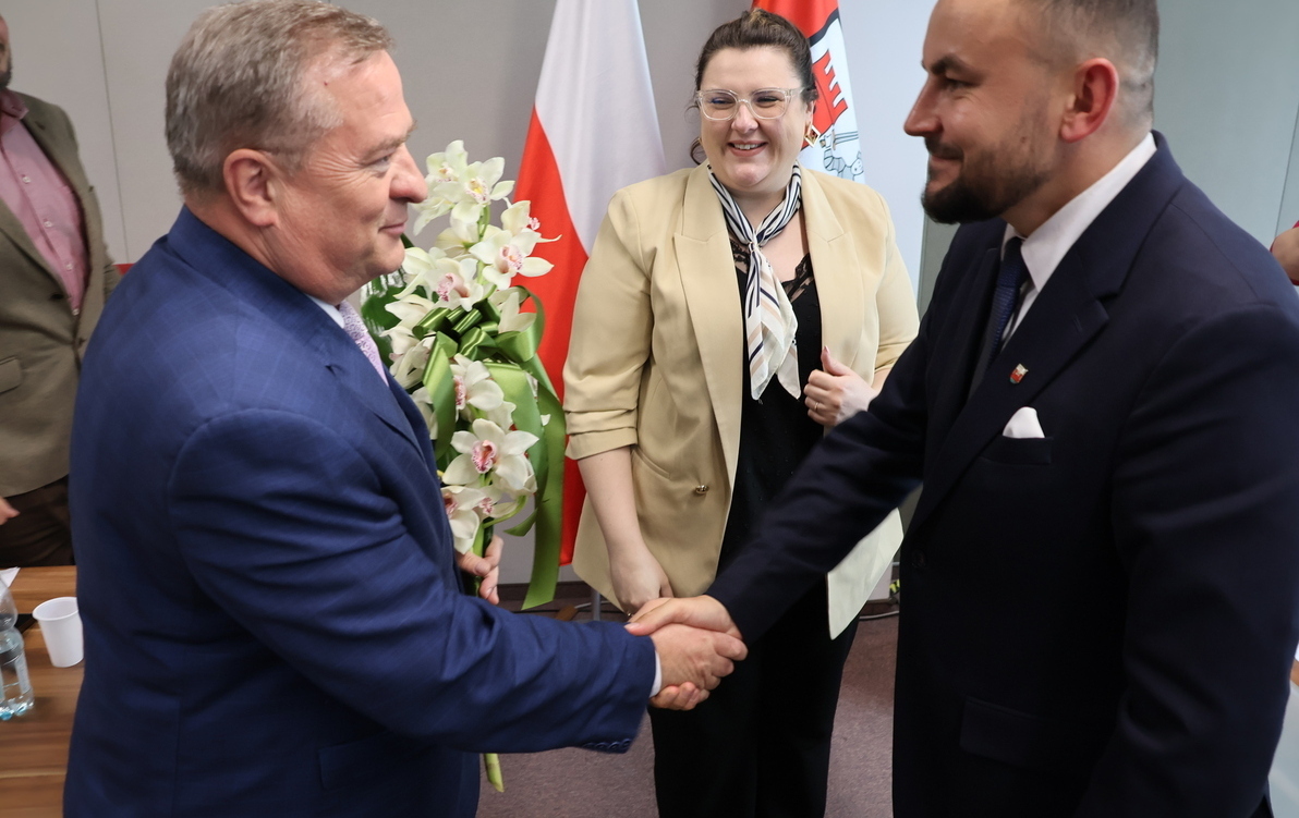 Zdjęcie do Burmistrz z absolutorium i wotum zaufania