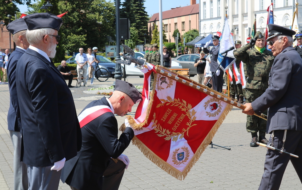 Zdjęcie do Koło ze sztandarem i odznaką