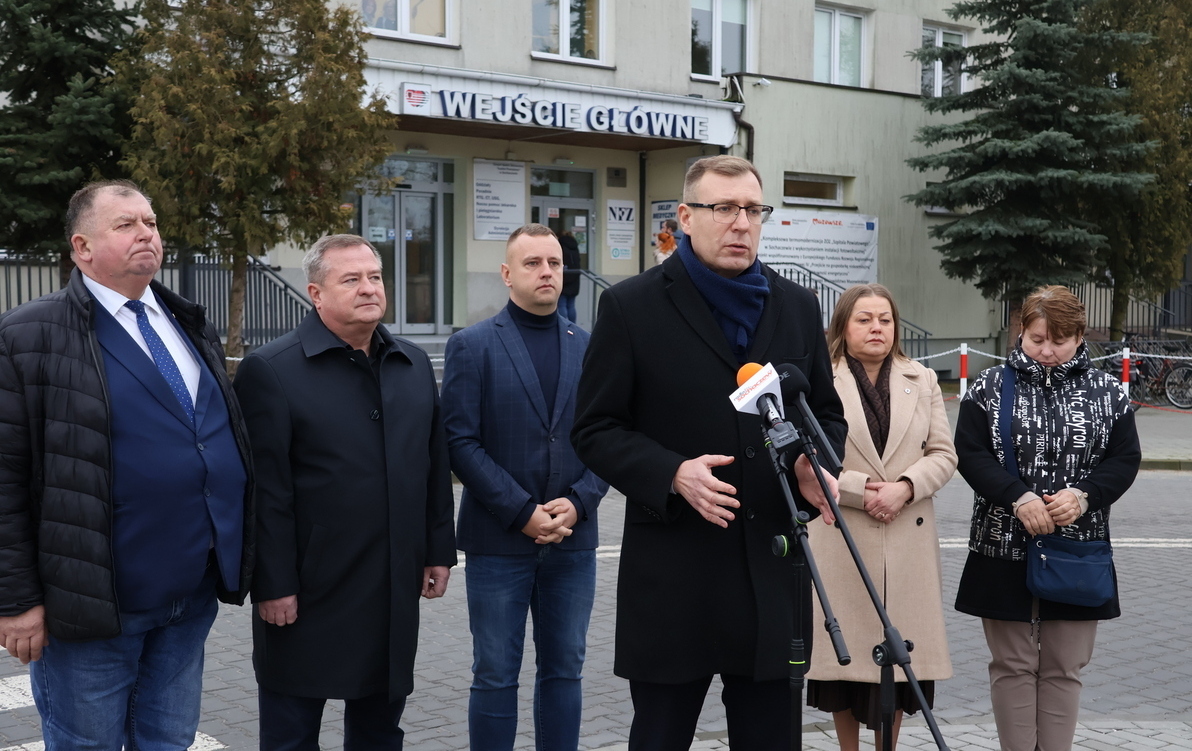 Zdjęcie do Poseł i samorządowcy z troską o szpitalu