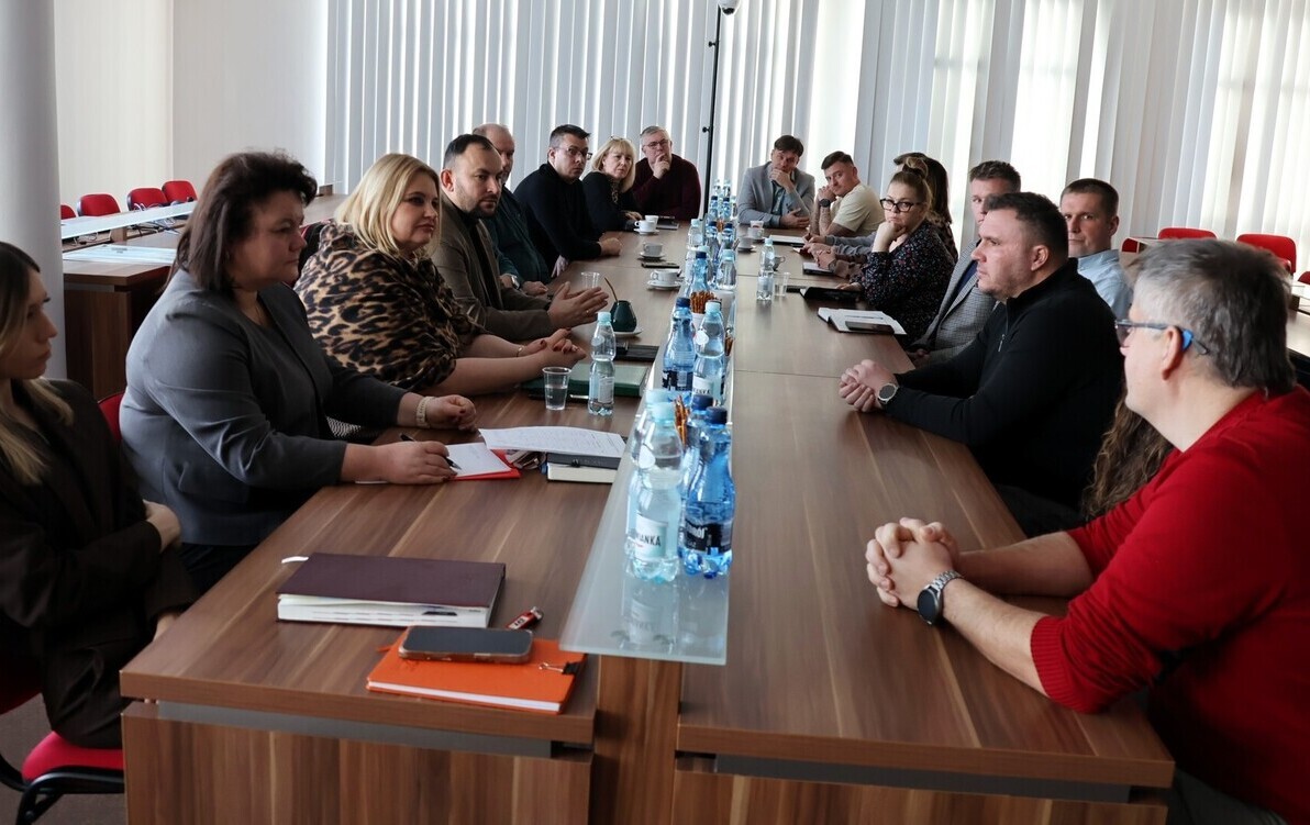 Zdjęcie do Spotkanie w ratuszu w sprawie meczu charytatywnego dla Mai i Stasia Taras&oacute;w. Rodzina zmaga się z ultrarzadką chorobą genetyczną