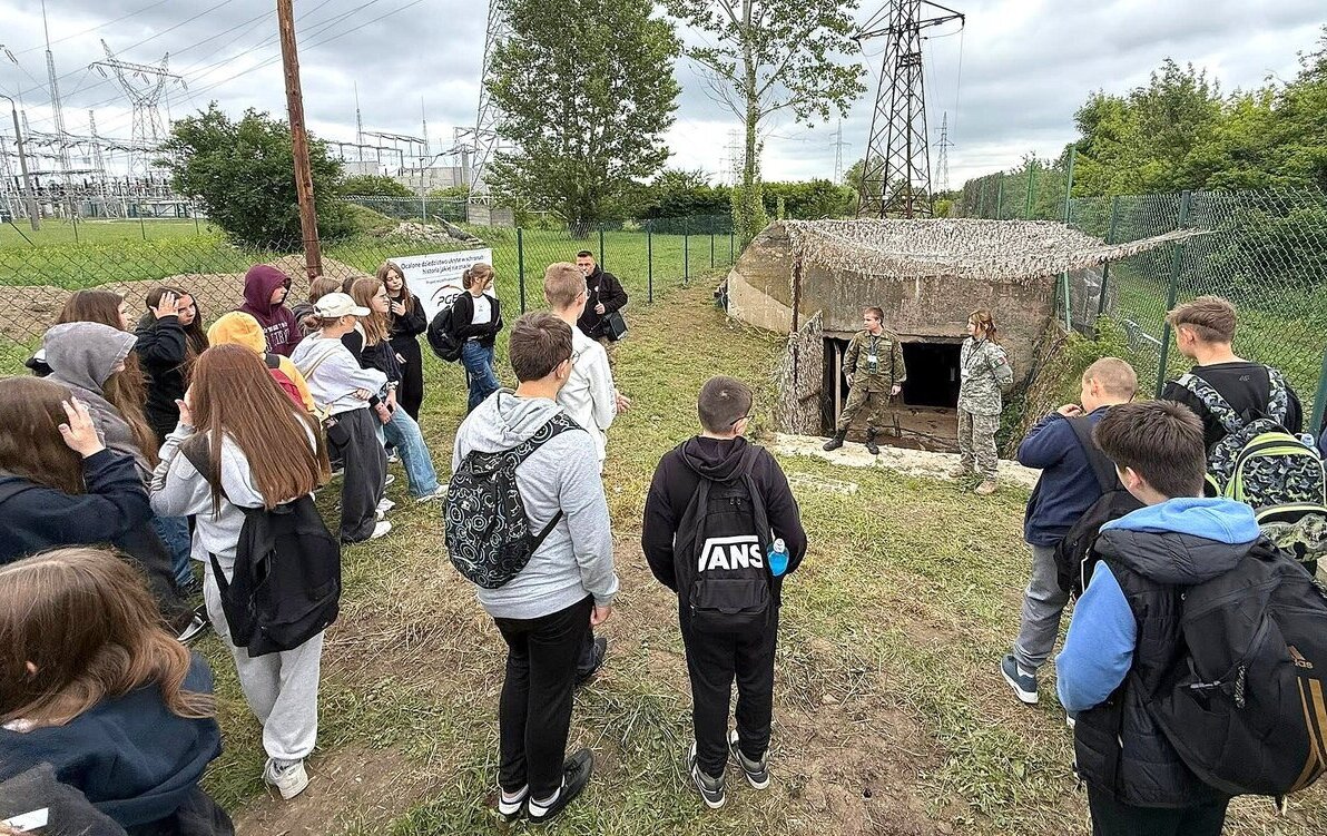 Zdjęcie do Młodzież odkrywała historię ukrytą w schronach 
