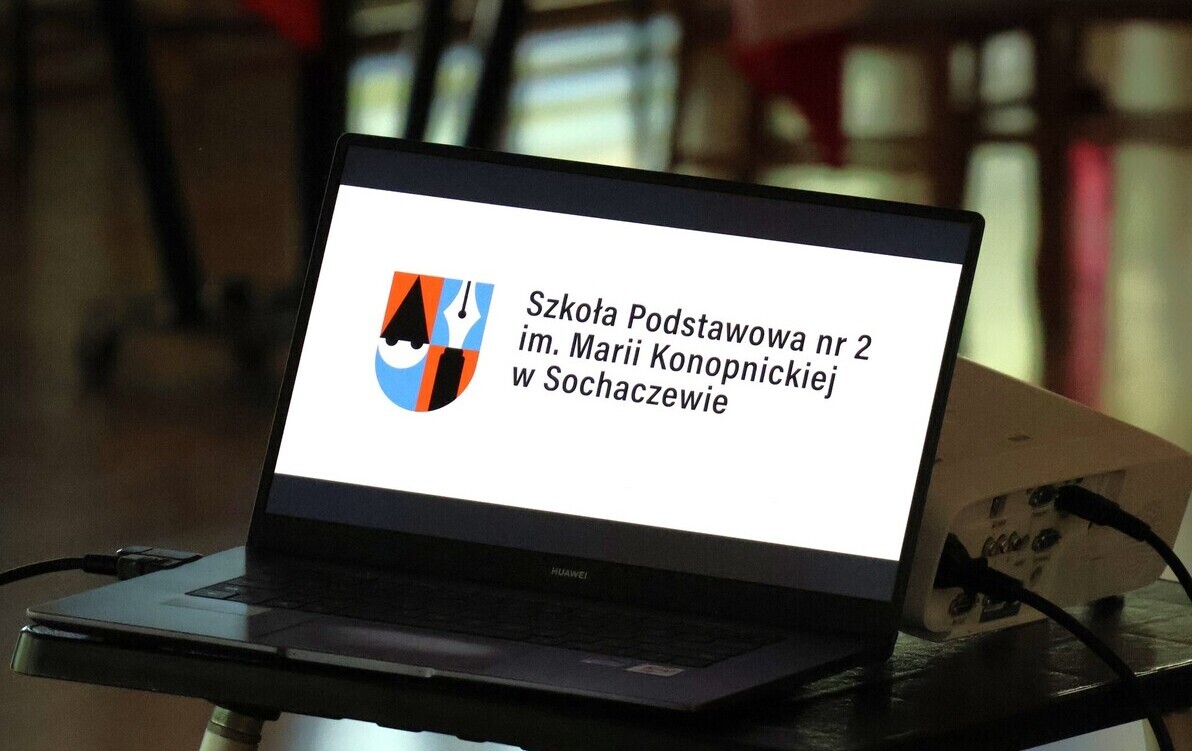 Zdjęcie do Nowe logo z pi&oacute;rem i krasnalem