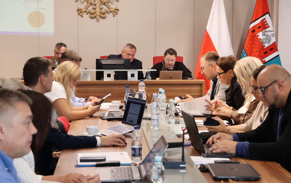 Zdjęcie do Jeszcze wakacje, a radni już w pracy