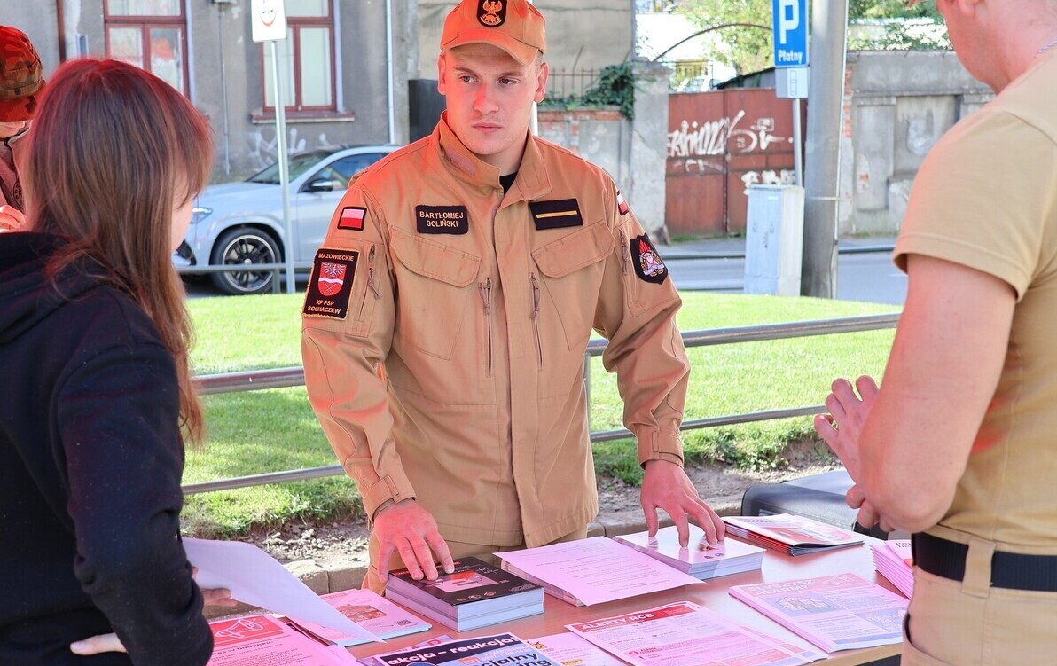 Zdjęcie do Jak reagować na zagrożenie z powietrza? Strażacy szkolili mieszkańc&oacute;w
