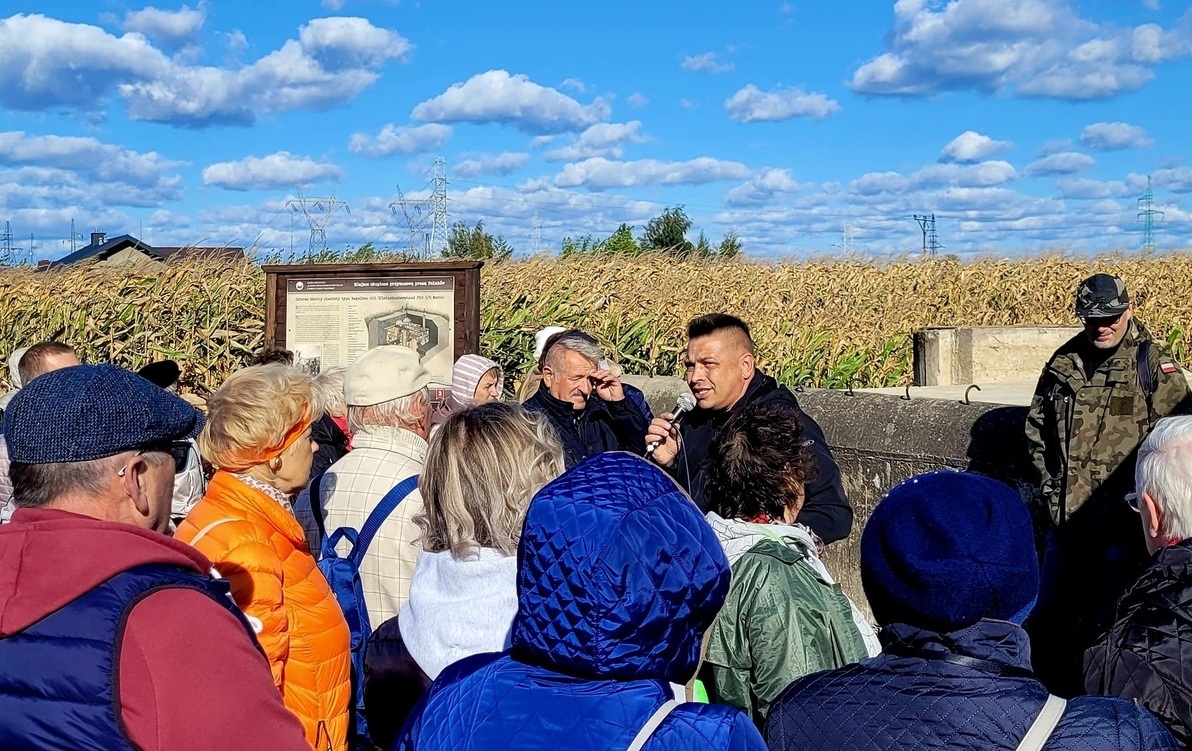 Zdjęcie do Seniorzy poznali historię bunkr&oacute;w &nbsp; &nbsp; &nbsp; &nbsp; &nbsp;