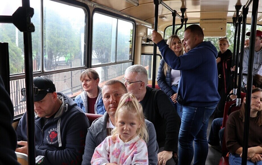 Zdjęcie do Autobus czerwony po ulicach miasta mknął