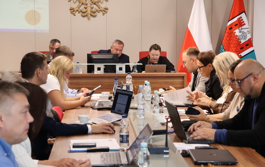 Zdjęcie do Jeszcze wakacje, a radni już w pracy