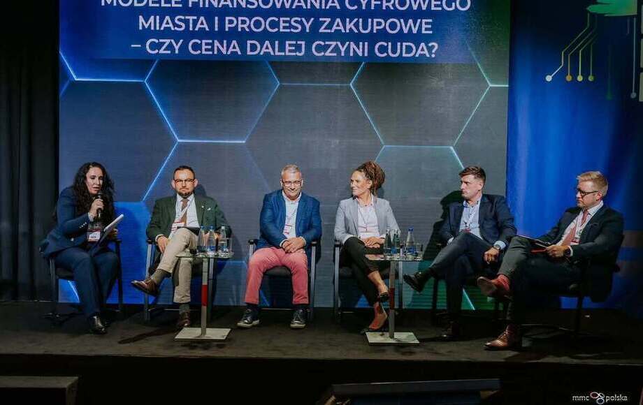 Zdjęcie do Sochaczew na Smart City Forum. Burmistrz Daniel Janiak wśr&oacute;d...