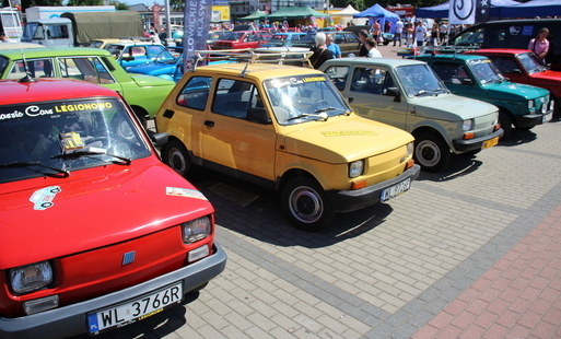 Zdjęcie do Motoryzacyjne klasyki na miejskim targowisku