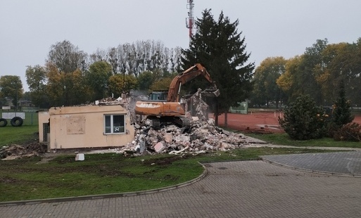 Zdjęcie do Koparki wjechały na stadiony