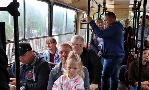 Zdjęcie do Autobus czerwony po ulicach miasta mknął