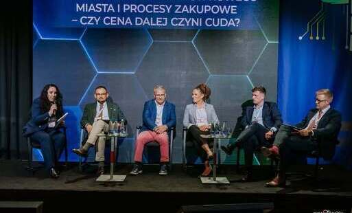 Zdjęcie do Sochaczew na Smart City Forum. Burmistrz Daniel Janiak wśr&oacute;d prelegent&oacute;w