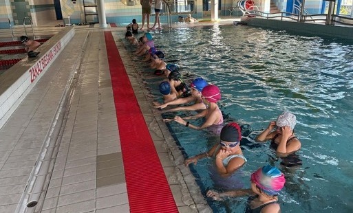 Zdjęcie do Sochaczewskie dzieci uczą się pływać. Ruszył program &bdquo;Umiem pływać&rdquo;