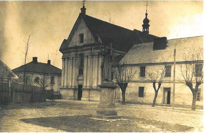 Zdjęcie przedstawia figurę Chrystusa na&nbsp;tle kościoła