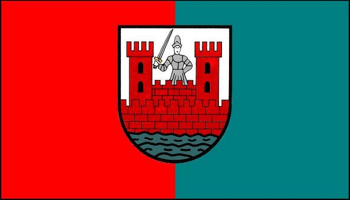 Flaga Sochaczewa - herb miasta na tle czerwono-zielonym