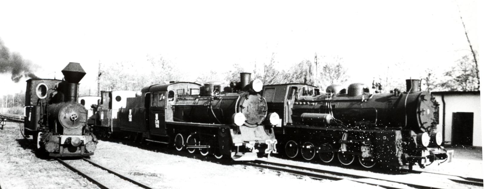 czarno-białe zdjęcie starych lokomotyw na Stacji Sochaczew