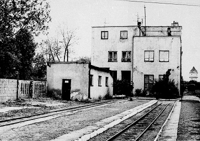 czarno-białe, stare zdjęcie budynku stacji kolei wąskotorowej w Sochaczewie