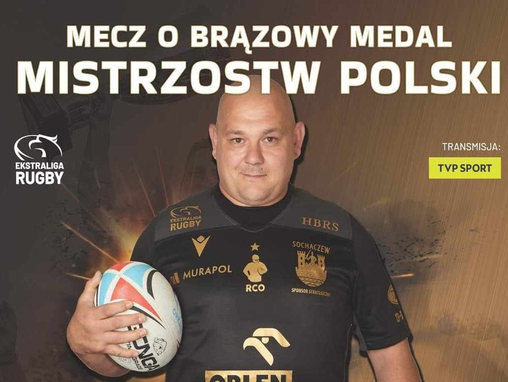 Rugbista z piłką w ręku, brązowe tło, napis informujący o o meczu o brązowy medal mistrzostw Polski